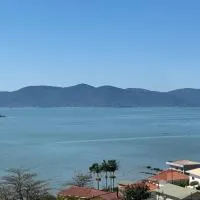 Oceanfront apartment with beautiful view, hotel u gradu 'Palhoça'