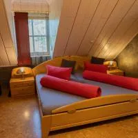 Privatzimmer mit Gemeinschaftsbad - Zur Fliegerbank in der Rhön، فندق في Burkardroth