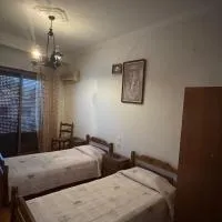 Enoikiazomena Domatia Lazaros, hotel en Dispilio