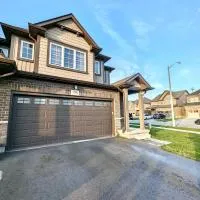 Entire Home in Niagara Region, 6 bedrooms, 5 baths with a game room, arcades, hótel í Thorold