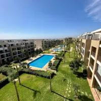 Appartement Plage des Nations Pools and sea 3ch salon, hôtel à Sidi Bouqnadel