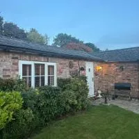Charming 2-bed cottage in Peover, Cheshire East, hotell sihtkohas Marthall