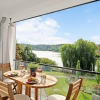 MAISUITES Eisvogel - Zentrale Luxuswohnung mit direktem Seeblick I Bis 4 Personen I Premiumküche I Boxspringbett I Kaffeevollautomat I Parkplatz I Barrierearm & Aufzug, hotel u gradu Meln