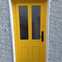 The Yellow Door, viešbutis mieste Biras