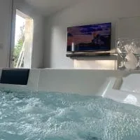 Private Spa and Garden 10 min from Mont St-Michel – hotel w mieście Pontorson