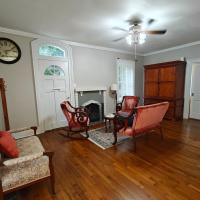 Italian charm villa, hotel near Newton City/County - EWK, Newton