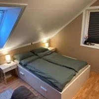 Comfortable room - Double bed - Private bathroom - Free parking - Shared kitchen - Bus stop and store 2 min walk, hotel di Lunden