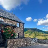 Mountain View Farm Cottage, hotel in Crickhowell