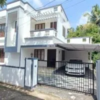 Moms Villa, hotel u gradu Nedumbassery