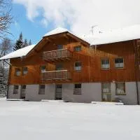 Útulný apartmán s balkonem na Šumavě v malebné vesničce Prášily, hotel en Prášily