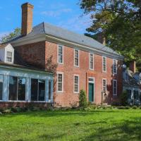 Vaux Hall Manor - 5BR Historic Farmhouse on Bay, hotel cerca de Aeropuerto de Accomack County - MFV, Hacksneck