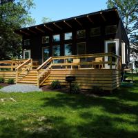 Luxe 2BR Cabin with Deck and Creek View - Working Farm, hotel cerca de Aeropuerto de Accomack County - MFV, Onancock