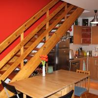 Sunny Two-story Apartment Kyje, hotel in Prague 14, Prague