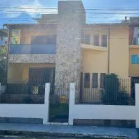 Apartamento a 30m da Praia da Vila Apartamento dos fundos、インビトゥバのホテル