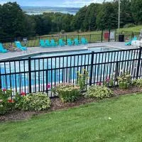 Spacious Condo with Pool Pass!, hotel em Bellaire