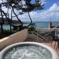 La Terrasse de L Anse Maison avec Vue Mer et Spa Extérieur、Fermanvilleにあるシェルブール - モーペルテュ飛行場 - CERの周辺ホテル