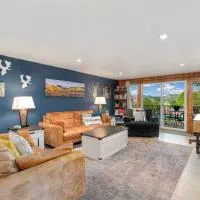 Hot Tub! Pets Ok! Perfect Estes Park Getaway, Walk to Town 3 Kings!#3337, hotell i Estes Park