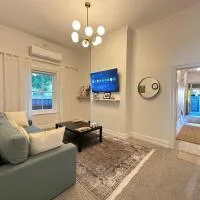 Charming 2BR Cottage in City Fringe Norwood, khách sạn ở Rose Park