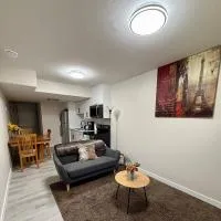 Newly Built Cozy Cove Suite, hotel in Regina