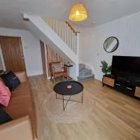 Chic 2 Bedroom Close to Town with Free Parking, hotel a Tredegar