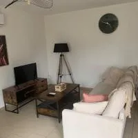 appartement a la campagne a 30mn des 24h du mans wifi plus câble réseau fibre، فندق في Saint-Georges-du-Rosay