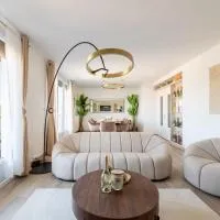 Luxurious 3 Bedrooms Sauna Jacuzzi, viešbutis mieste Tenkė