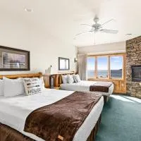 Majestic Lake Views Studio 2-Queen Beds and Heated Pools, hotel em Two Harbors