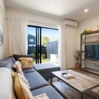 Huntington Townhouse with Patio and Parking, hôtel à Auckland