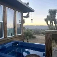 Charming Yucca Valley Cabin Rental for Getaways in California, hotel din Yucca Valley