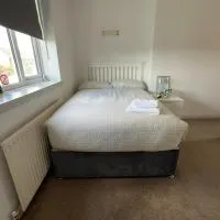 Private Rooms with Shared Bathroom Bus Stop 8 Mins Away, hotel u gradu Earley