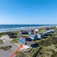Brand-New Beach Retreat Hot Tub Sleeps 13, hotel in Westport