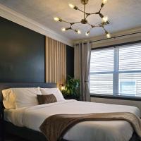 Family Fun Pet-Friendly Sleeps 10 4BR，位于罗维莎格威内特县机场（布里斯科机场） - LZU附近的酒店