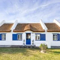 Sandy Bottom Cottage - Coastal Escape - Walk to Beach - Indoor Braai - Patio, hotell i Struisbaai
