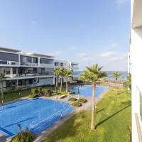 Beachfront gem with pool gym, hotel v destinaci Tamaris