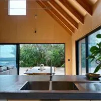 Black Pearl - NEW Minimal Style Scandi Beach House, hotel a Port Campbell