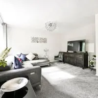 Modern 3-Bedroom Maisonette with Free Parking in Epping, hotel en Epping