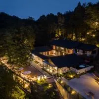 Qingcheng Mountain Jiuxipo · Mountain Stream Bamboo Forest Private Hot Spring Homestay, хотел в Jiezi Ancient Town