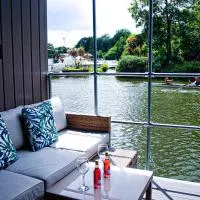 Lady Lily Cosy Unique River Boat with Castle views, hotel u gradu 'Allington'
