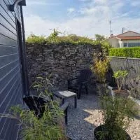 Chambre indépendante avec terrasse extérieure proche aéroport et Nantes centre、ブーグネのホテル