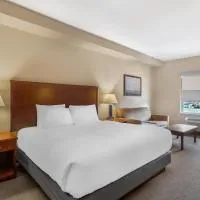 Best Western Plus Service Inn & Suites، فندق في ليثبريدج