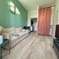 Studio de plain pied rénové et lumineux, Beaufort-en-Anjou, proche de la Loire et de ses châteaux, hotel em Beaufort-en-Vallée