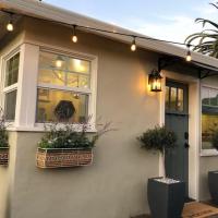 Charming Courtyard Cottage, Hotel in der Nähe vom Flughafen Buchanan Field Airport - CCR, Concord