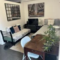 Modern flat in Egham by Royal Holloway University Royal Ascot and Windsor near Heathrow Airport โรงแรมในอีแกม