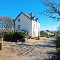 Goleufryn Abersoch has the main house and 2 barns, ξενοδοχείο σε Abersoch