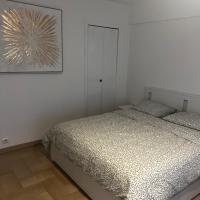 Quiet Seaside Apartment, 1 Min to Beach, Parking, Promenade de la Plage &ndash; hotel w Cagnes-sur-Mer