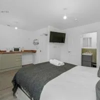 Modern Studio with En-Suite & Kitchenette - Norwood Junction - Kings Road 2, готель у місті Norwood