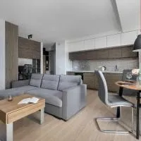 Spacious Wrocław Apartment with Air Conditioning and Two Parking Spaces by Noclegi Renters, hotel a Breslavia