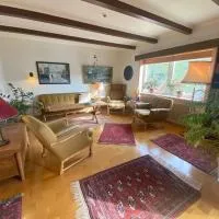 Charming Retreat with Stunning Views for 9 Guests, hotel din Vestmanna