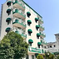 Hikmethan Otel، فندق في كوساداسي