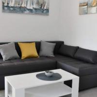 Two Bedroom Apartment with Balcony and Garden View, Hotel in Supetar